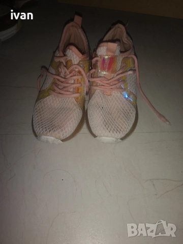 дамски спортни обувки 38 номер дишаща материя и подметка много удобни в перфектно състояние 
