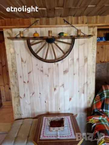 Рафт лампи с автентични реставрирани колела от каруца с ръчно изработени дървени чашки 