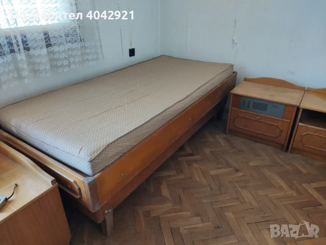 Легло с матрак и нощно шкафче 