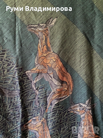 Тъмнозелен шал Revillon Paris с леопардов принт от 70 % вълна и 30 % коприна, снимка 7 - Шалове - 47756237