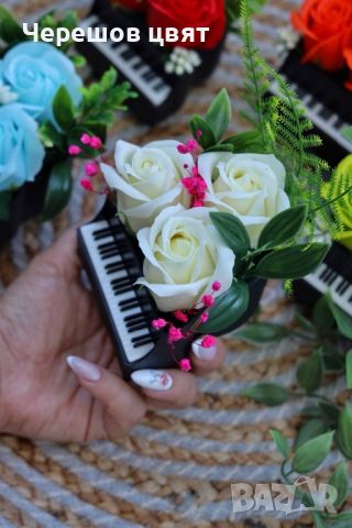 Декорация пиано със сапунени цветя, букет, рози