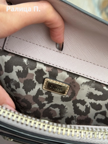 Средна дамска чанта GUESS, снимка 4 - Чанти - 51884312