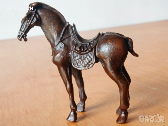 Метална фигурка кон