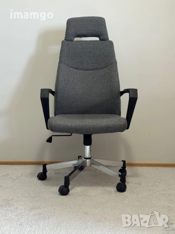 Ергономичен офис стол със сива текстилна тапицерия и метална основа – 4 броя