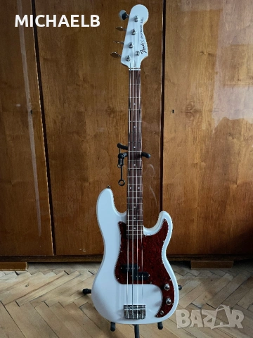 Продавам бас китара Fender Precision