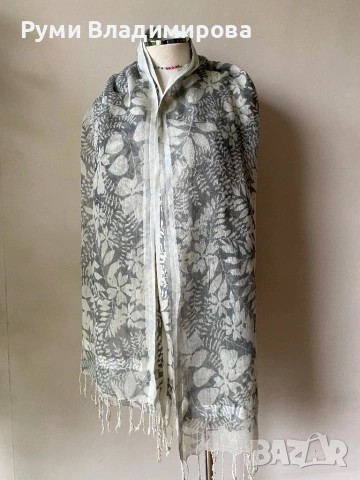 Бял шал със сиви флорални мотиви с лен