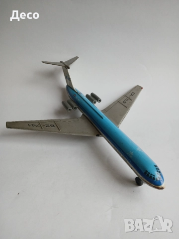 Стара ламаринена играчка самолет ИЛ-62 Кралски авиолинии.