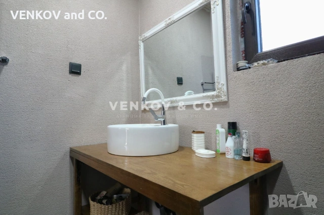 НА МЕТРИ ОТ СПИРКА, ПЛОЩАД И УЧИЛИЩЕ!! АСФАЛТОВ ПЪТ!! ГОТОВА ДО КЛЮЧ С ЧИСТО НОВ ПОКРИВ!! РАВЕН ДВОР, снимка 10 - Къщи - 53247317