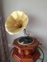 Стар грамофон с манивела с външна фуния