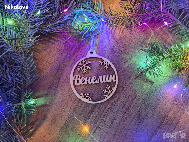 Персонализирана коледна топка със снежинки и име – дървена украса за елха, снимка 1