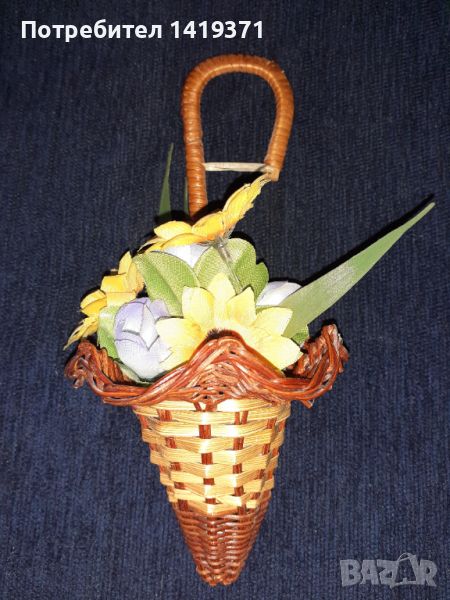 Малка висяща плетена кошница с изкуствени цветя / ваза / поставка , снимка 1