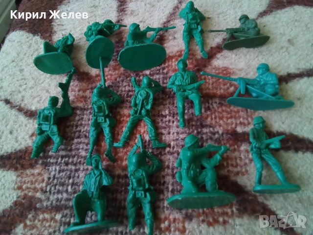 Войници пластмасови 12 броя 51738, снимка 3 - Колекции - 52105799