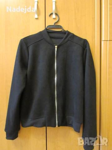 Тънко черно яке,блуза,две тениски и пяна зя коса.