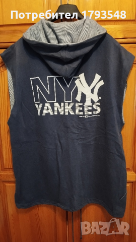 Спортен суичър без ръкави,с качулка, оригинален на New York Yankee's , снимка 1 - Спортни дрехи, екипи - 45033673
