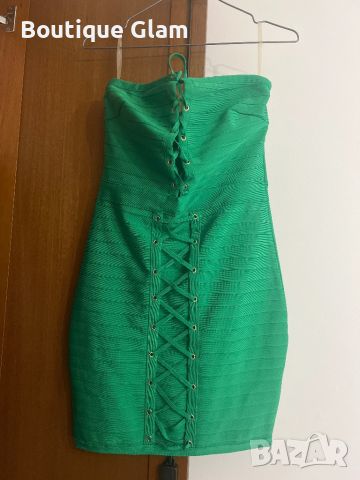 Зелена рипсена рокля с цип отзад