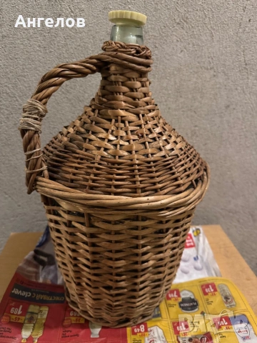 Автентична плетена дамаджана 8л