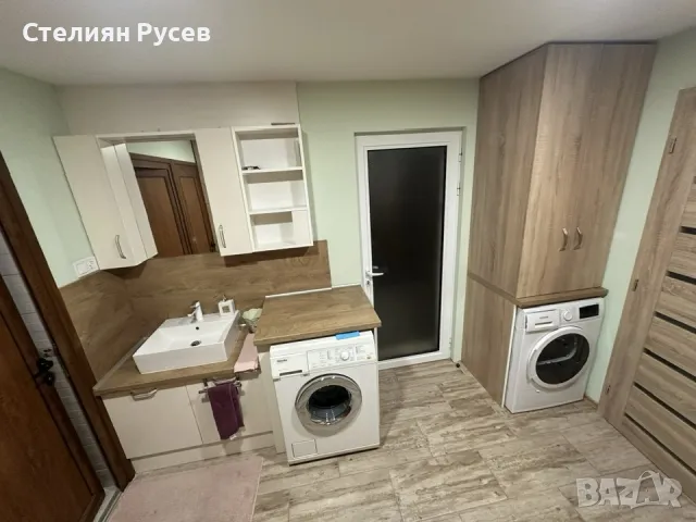 къща с гараж в село Калипетрово - цена 470 000лв - двор 1250кв, застроено 270кв ,2 етажа по 78кв, га, снимка 7 - Къщи - 49801259