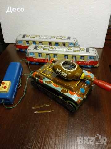 Стари китайски тенекиени играчки.