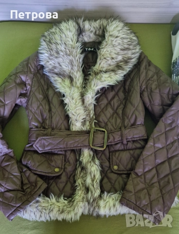 Дамско яке с пухено яка 