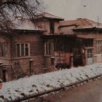 Двуетажна къща с двор в село Долец, Попово, снимка 2 - Къщи - 45200471