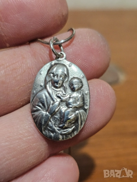 Старинен медальон Богородица с младенеца Царство България и сребърно синджирче, снимка 1