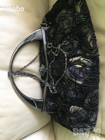Изискана  нова малка чанта в черно с бежови релефни рози, инкростирани със сенци ,и дълга дръжка – т, снимка 4 - Чанти - 51294200