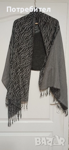 Предлагам два броя дамски шала, снимка 3 - Шалове - 52569370