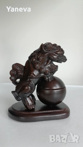 Кадилница за тамян от палисандрово дърво с куче Фу , символ на защита, сила и просперитет 