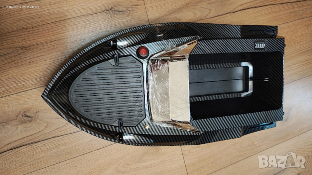 Продавам лодка за захранка Flytec V080със сонар,GPS система, дистанционно управление с LCD дисплей., снимка 4 - Въдици - 53392457