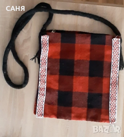 Нова торбичка от автентичен, ръчно тъкан плат,с цип и дълга дръжка