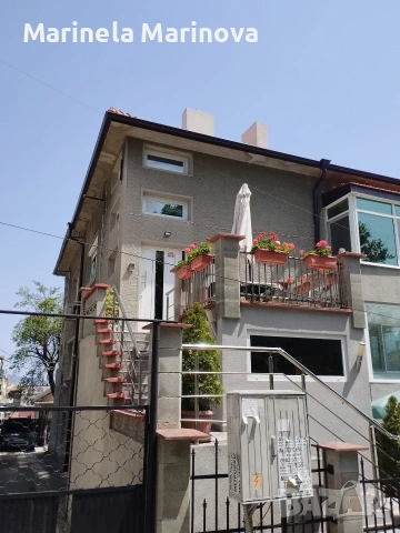 продава два етажа от къща 