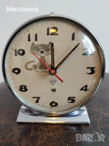 Стар анимиран будилник, настолен часовник