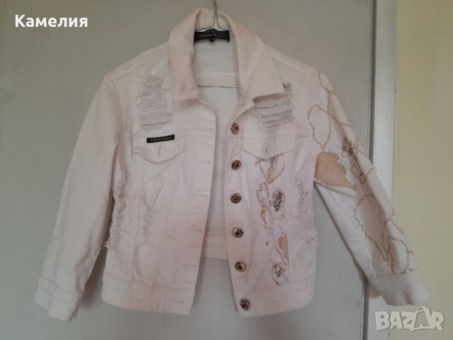Бяло дънково накъсано яке, S-размер 