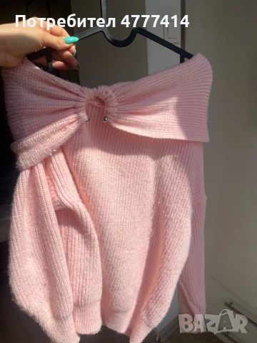 Бледо розов пуловер с паднало рамо/Размер С