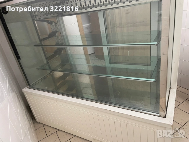 демонстрационна сладкарска витрина 