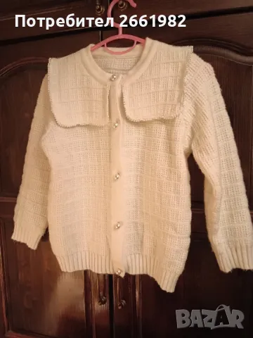 Прекрасна бяла топла жилетка/пуловер с красиви копчета, снимка 4 - Детски пуловери и жилетки - 50219494