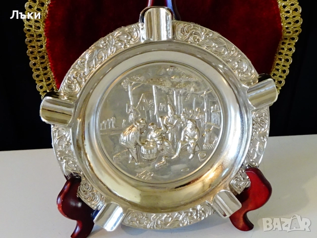 Посребрен бронзов пепелник за пури с релефна селска картина. 