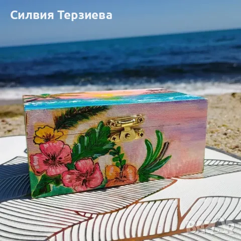 Ръчно изработена дървена кутия Happiness comes in waves , снимка 3 - Декорация за дома - 50287626
