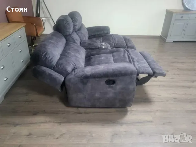Сив диван от плат с конзола за чаши с ръчен релаксиращ механизъм, снимка 2 - Дивани и мека мебел - 49329525