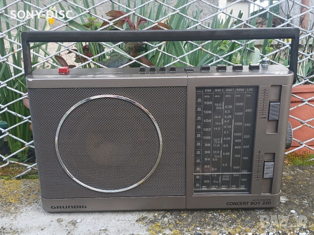 ПРОДАВАМ РЕТРО РАДИО 1984Г ( GRUNDIG-- CONCERT BOY 220A ) 
