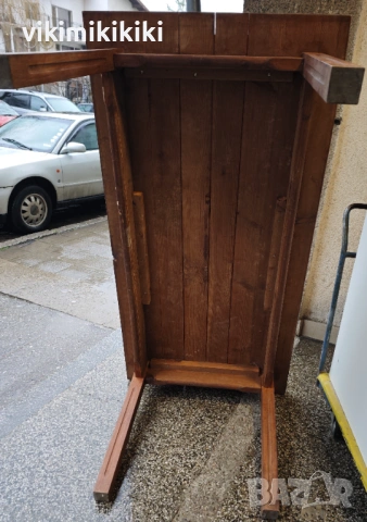 Голяма дървена маса 