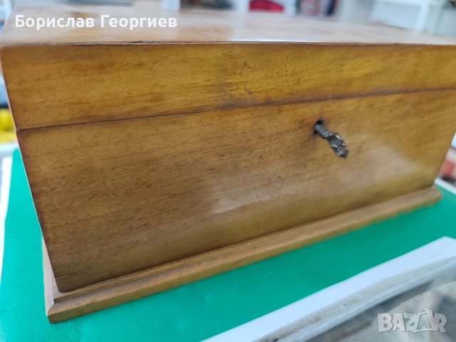 Стара дървена кутия с ключ, снимка 2 - Антикварни и старинни предмети - 53970610