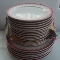 Лот чинии с червен/розов ръб, снимка 1 - Чинии - 45083716