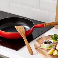 Чугунен тиган Le Creuset 20058280600460 Cherry Red 28см Чугунен емайлиран тиган дървена дръжка , снимка 1 - Съдове за готвене - 45975208