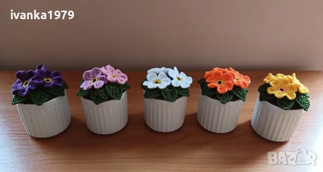 Плетени теменужки в бели кашпи, снимка 2 - Изкуствени цветя - 42061394