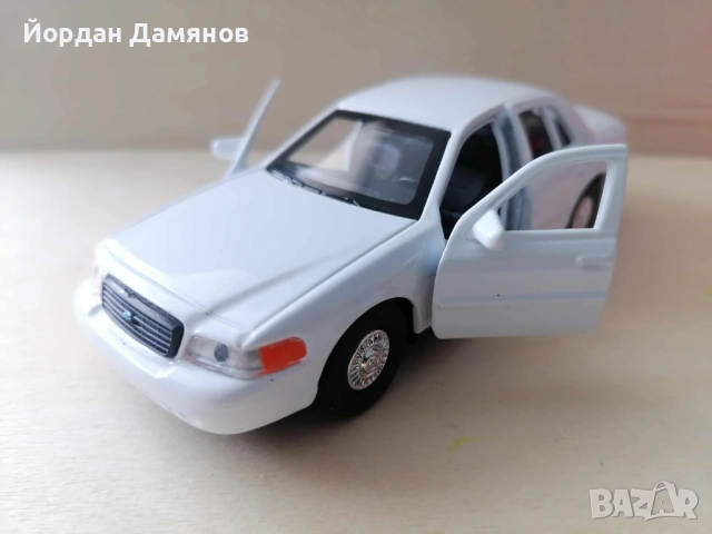 Форд Краун Виктория '99г. в мащаб 1:34 , снимка 2 - Колекции - 52214145