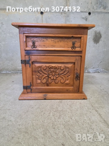 Ретро шкафче с метален обков