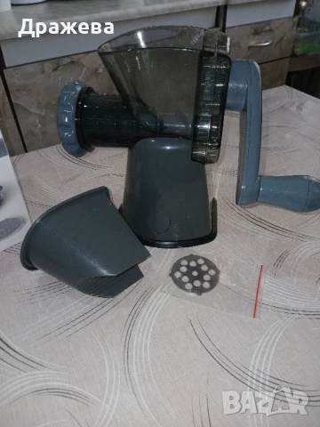 Ръчна,  пластмасова месомелачка-нова, снимка 3 - Месомелачки - 51177459