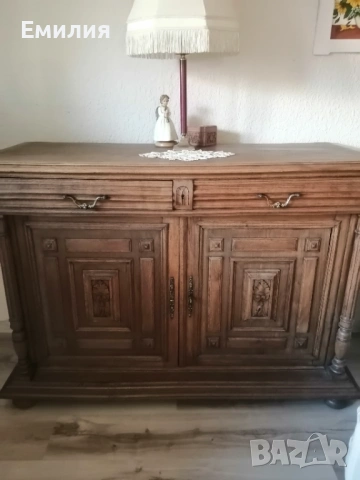 Продавам антикварен шкаф