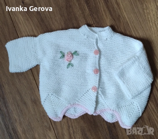Бебешко жакетче,ръчно плетено от акрил, украсено с бродерия 